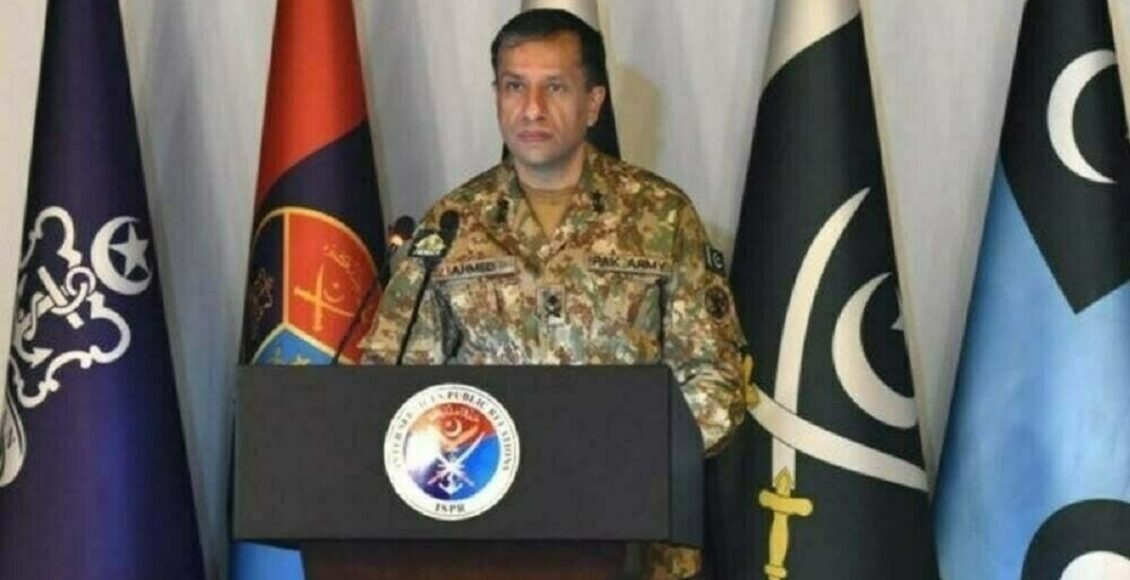 ڈی جی آئی ایس پی آر لیفٹیننٹ جنرل احمد شریف چوہدری سینئر صحافیوں کو بریفنگ دیتے ہوئے خیبر پختونخوا میں دہشتگردی اور سکیورٹی آپریشنز پر گفتگو کر رہے ہیں۔