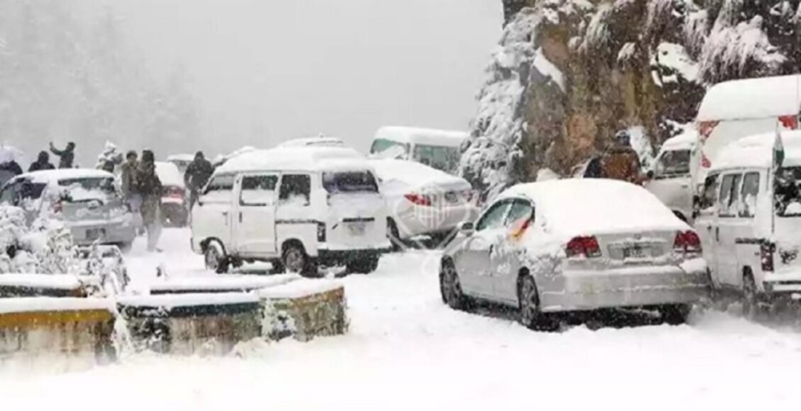 مری میں شدید برفباری کی وجہ سے متعدد رابطہ سڑکیں برف سے ڈھک گئی ہیں جس کے سبب مزید گاڑیوں کے داخلے پر پابندی لگا دی گئی ہے۔