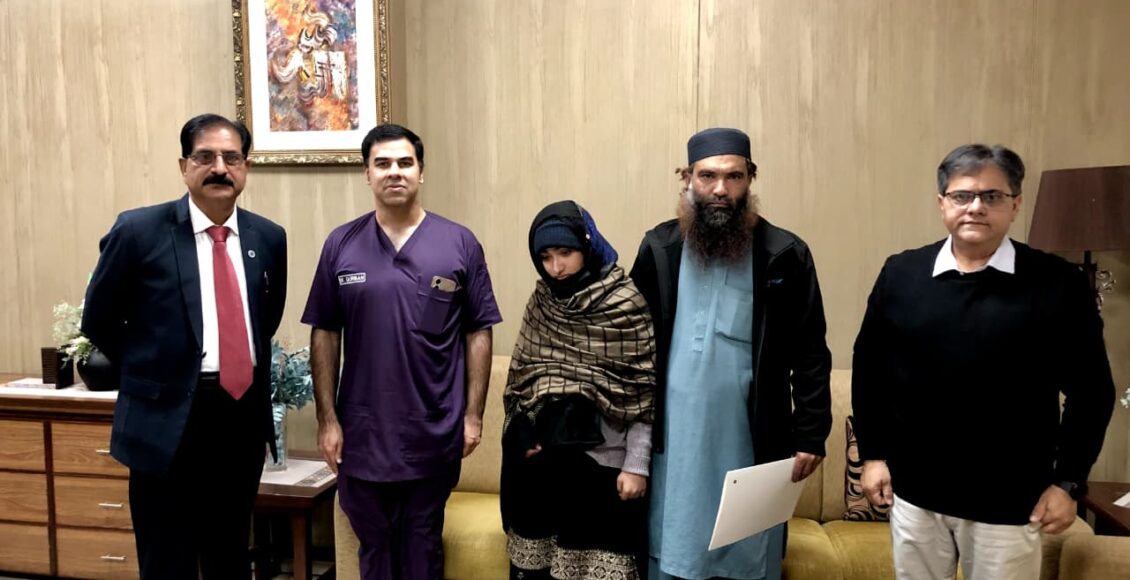 جنرل سیکرٹری پناہ ثناء اللہ گھمن اور ایم ایس راولپنڈی انسٹی ٹیوٹ آف کارڈیالوجی ڈاکٹر قربان خان دل کے مریض بچے کو داخل کراتے ہوے