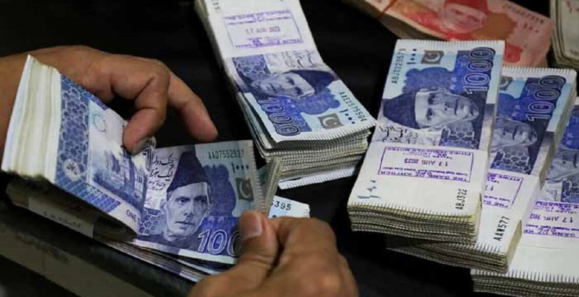 پاکستان نے اپنی تاریخ میں پہلی مرتبہ بڑے پیمانے پر قرضے میعاد سے پہلے واپس کرکے ایک اہم معاشی سنگِ میل عبور کر لیا ہے۔