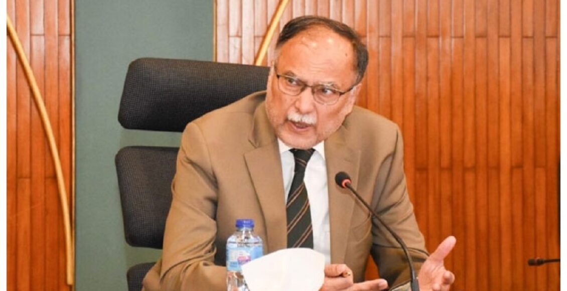 وفاقی وزیر برائے منصوبہ بندی احسن اقبال نے کہا ہے کہ ملک میں غربت کی بنیادی وجہ 2018 سے 2022 تک کی معاشی بدحالی ہے۔