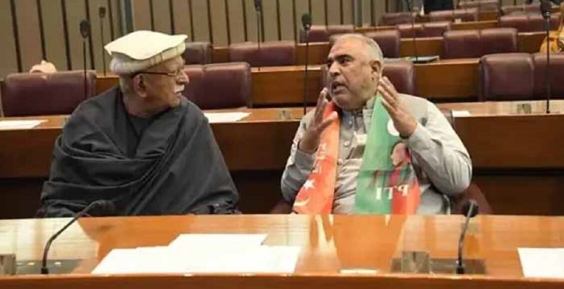 اسلام آباد: پاکستان تحریکِ انصاف (پی ٹی آئی) قومی اسمبلی کے فلور پر قائدِ حزبِ اختلاف محمود خان اچکزئی کے فوج سے متعلق حالیہ بیان پر ناخوش ہے۔ 