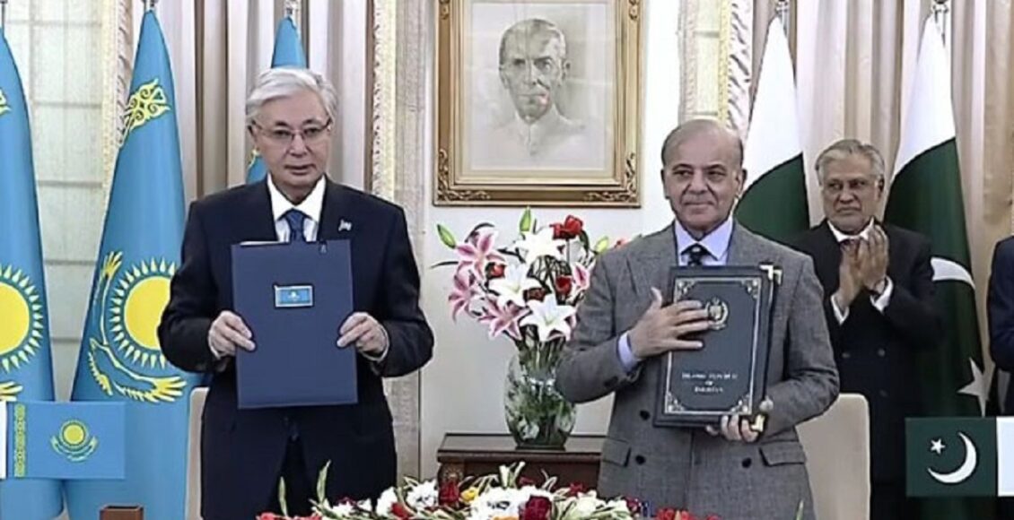 وزیراعظم شہباز شریف اور قازقستان کے صدر قاسم جومارت توکایووف مفاہمتی یادداشتوں پر دستخط کے بعد مصافحہ کرتے ہوئے