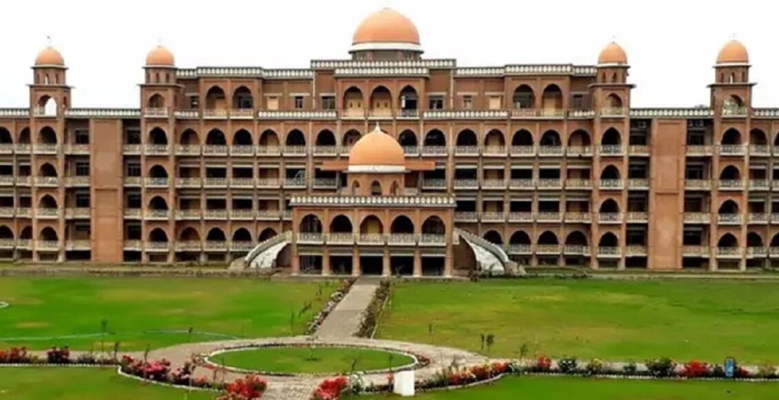 پشاور: سرکاری جامعات میں مرد اساتذہ کی طالبات سے اپنے دفاتر میں ملاقات پر پابندی عائد کر دی گئی۔