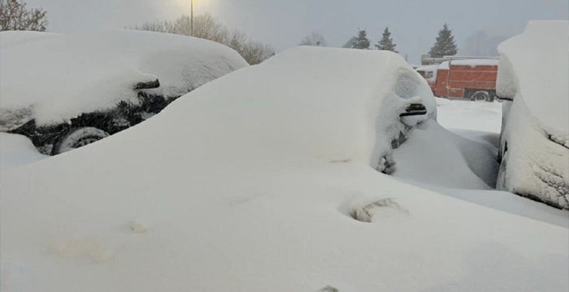 شمال مشرقی امریکا میں آنے والے طاقتور برفانی طوفان نے نظام زندگی مفلوج کر دیا، تیز ہواؤں اور برفباری سے لاکھوں افراد بجلی سے محروم ہیں۔