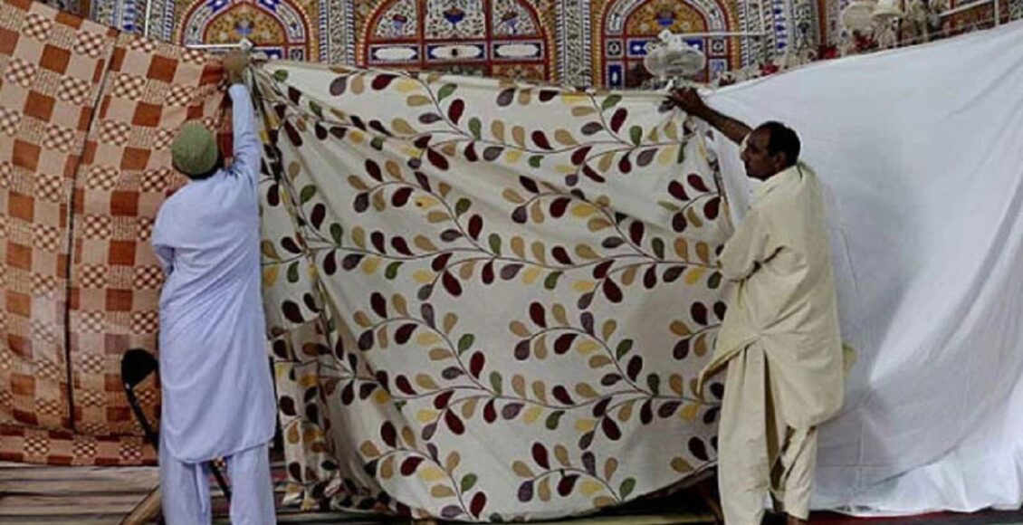 سنن ابی داؤد میں حضرت عائشہ رضی اللہ عنہا سے روایت ہے کہ سنّت یہ ہے کہ معتکف نہ بیمار کی عیادت کرے، نہ جنازہ میں شرکت کرے، نہ بیوی کو شہوت سے چھوئے، نہ اس سے ملاپ کرے اور شدید ضروری تقاضوں کے علاوہ اپنی ضرورت کے لیے بھی نہ نکلے