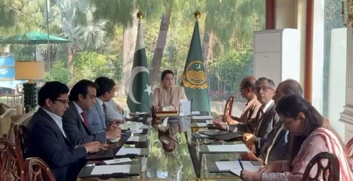 لاہور : پنجاب حکومت نے ملکی تاریخ میں پہلی بار بیوگان اور یتیموں کیلئے رحمت کارڈ متعارف کرانےکا فیصلہ کیا ہے۔