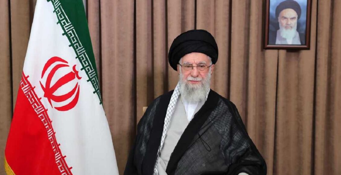 ایرانی سرکاری میڈیا کے مطابق آیت اللہ خامنہ ای ہفتہ کو ہونے والے امریکی و اسرائیلی حملوں میں شہید ہوئے، سپریم لیڈر کی شہادت ان کے دفتر میں ہوئی۔