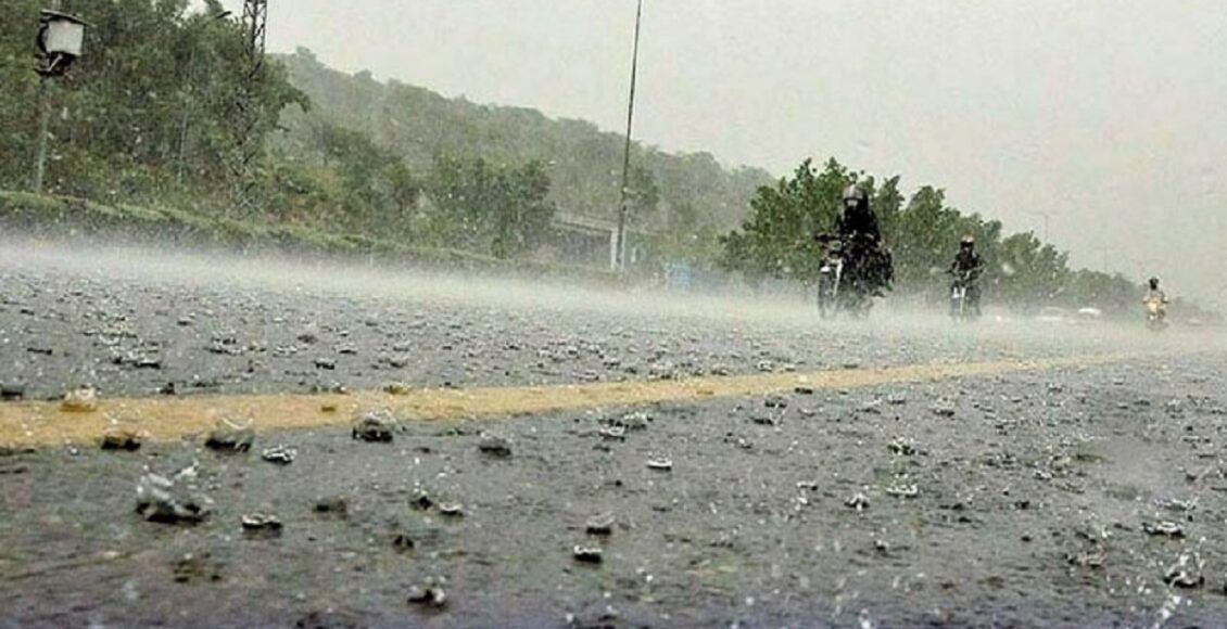 محکمہ موسمیات کا کہنا ہے کہ لاہور میں 2 روز مسلسل بارش سے موسم خوشگوار رہے گا اور آئندہ 24 گھنٹے کے دوران مزید بارش ہونے کا بھی امکان ہے، بارش کے بعد سے عید پر درجہ حرارت بھی کم رہےگا۔