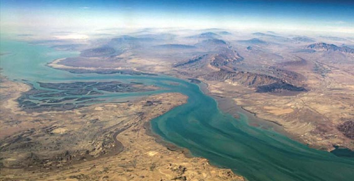 ایران کی پاسداران انقلاب نے کہا ہےکہ آبنائے ہرمز سے ایک بوند تیل نہیں جانے دیں گے۔