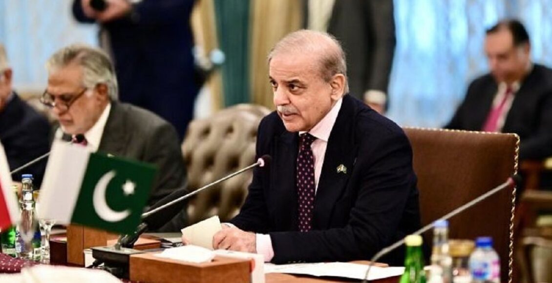 پاکستان اور افغانستان کےدرمیان ہونے والی سرحدی کشیدگی اور امریکا و اسرائیل کی ایران کے ساتھ جنگ کے بعد خطے کی صورت حال کے لیے وزیراعظم ہاؤس میں سیاسی جماعتوں اور اراکین پارلیمنٹ کو ان کیمرا بریفنگ دی جا رہی ہے۔