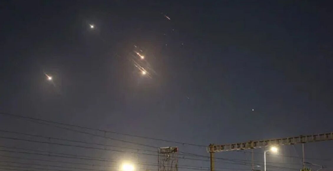 دوسری جانب ایرانی پاسداران انقلاب کا کہنا ہے کہ تل ابیب میں 10 خیبر شکن میزائل داغے ہیں۔