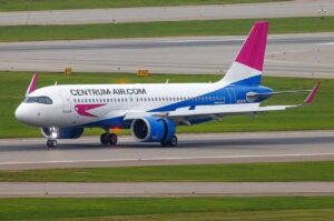 21 اپریل کو ایئرلائن کی پرواز SU 6561 مقامی وقت کے مطابق صبح 6:30 بجے علامہ اقبال انٹرنیشنل ایئرپورٹ پر کامیابی سے لینڈ ہوئی۔ اس افتتاحی پرواز کا استقبال روایتی واٹر سلوٹ کے ذریعے کیا گیا، جو بین الاقوامی ہوا بازی کی روایات کا حصہ ہے، جس کے بعد باقاعدہ تقریب منعقد ہوئی۔