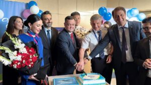 21 اپریل کو ایئرلائن کی پرواز SU 6561 مقامی وقت کے مطابق صبح 6:30 بجے علامہ اقبال انٹرنیشنل ایئرپورٹ پر کامیابی سے لینڈ ہوئی۔ اس افتتاحی پرواز کا استقبال روایتی واٹر سلوٹ کے ذریعے کیا گیا، جو بین الاقوامی ہوا بازی کی روایات کا حصہ ہے، جس کے بعد باقاعدہ تقریب منعقد ہوئی۔