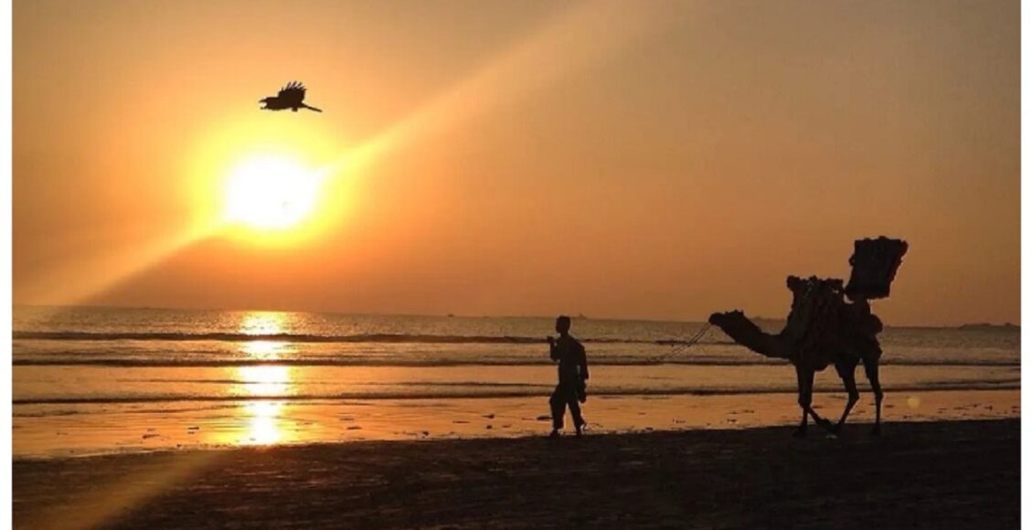 کراچی میں آئندہ 24 گھنٹوں کے دوران دن کے وقت موسم گرم رہنے کا امکان ہے۔