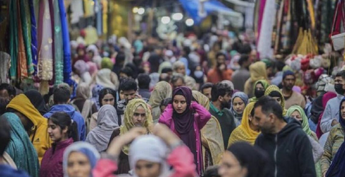 پنجاب حکومت نے یکم جون تک کاروباری اوقات میں نرمی کردی، کاروباری اوقات کی رات 8 بجے تک پابندی ختم کردی گئی، فیصلےکا اطلاق صوبے بھر کی مارکیٹوں، شاپنگ مالز، ہوٹلز، کھانے پینے کی دکانوں اور ریسٹورنٹس پر ہوگا۔