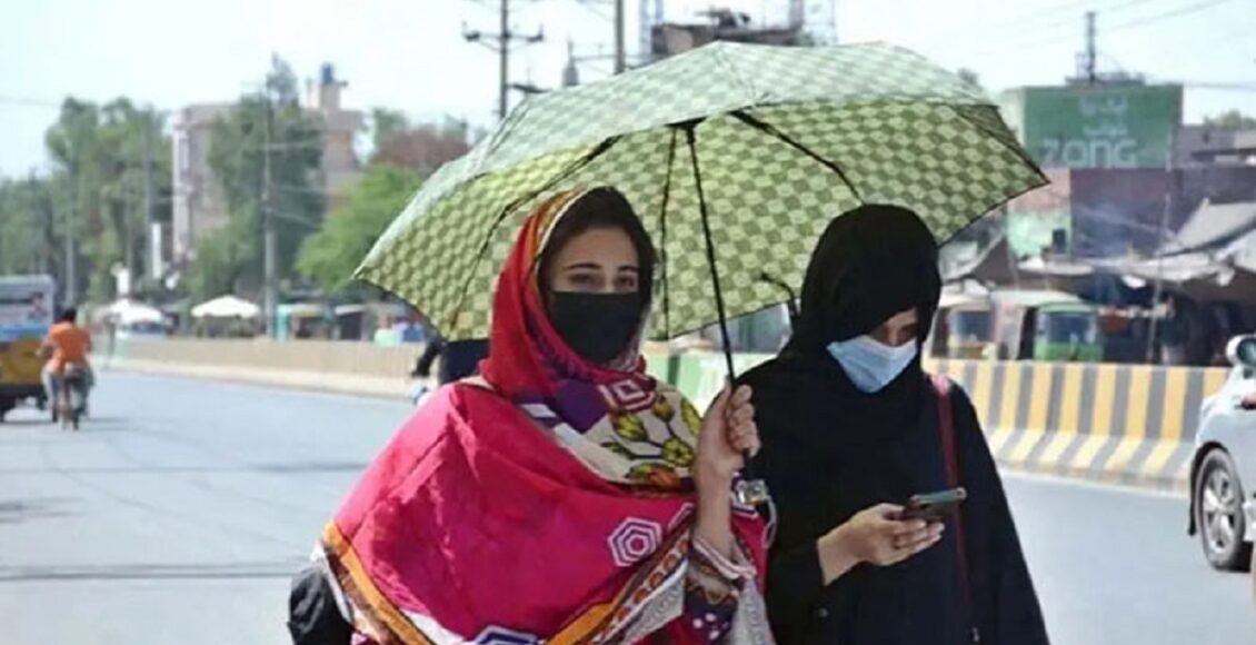 محکمہ موسمیات نے کراچی میں آئندہ 24 گھنٹوں کے دوران موسم گرم رہنے کی پیشگوئی کی ہے۔ محکمہ موسمیات نے آئندہ 24 گھنٹوں کے دوران شہر میں دن کے وقت مطلع صاف اور موسم گرم رہنے کی پیشگوئی کی ہے، شہر میں وقفے وقفے سے تیز ہوائیں چل سکتی ہیں۔ محکمہ موسمیات کے مطابق آج دن کا زیادہ سے زیادہ درجہ حرارت 38.5 ڈگری سینٹی گریڈ ریکارڈ کیا گیا۔ محکمہ موسمیات کا کہنا ہےکہ کل سے شہر میں گرمی کی شدت میں مزید اضافےکا امکان ہے، اتوار کو درجہ حرارت 40 اور پیر کو 41 ڈگری سینٹی گریڈ تک پہنچ سکتا ہے، اسی دوران شہر کا موسم گرم اور خشک رہے گا۔ سندھ کے بیشتر علاقے ہیٹ ویو کی لپیٹ میں رہیں گے: محکمہ موسمیات دوسری جانب سندھ کے بیشتر اضلاع میں آج موسم گرم،شدید گرم اور خشک رہنے کا امکان ہے، 3 مئی تک سندھ کے وسطی اور بالائی علاقے ہیٹ ویو کی لپیٹ میں رہیں گے۔ ​محکمہ موسمیات نے بتایا کہ جامشورو، دادو، شہید بینظیرآباد، گھوٹکی اور سانگھڑ میں بھی درجہ حرارت معمول سے 4 سے 6 ڈگری زیادہ رہنے کا امکان ہے جبکہ خیرپور، نوشہروفیروز، جیکب آباد، لاڑکانہ اور سکھر بھی ہیٹ ویو کی لپیٹ میں رہیں گے۔ محکمہ موسمیات نے مزید بتایا کہ مغربی ہواؤں کا سلسلہ آج رات ملک کے شمال مغربی علاقوں میں داخل ہوسکتا ہے، ملک کے بالائی و وسطی علاقوں میں آندھی اور گرج چمک کے ساتھ بارش کا امکان ہے۔ محکمہ موسمیات کے مطابق آج سے کل تک سندھ کے بالائی علاقوں میں گرد آلود تیزہوائیں اور گرج چمک ہوسکتی ہے،سندھ کے بالائی علاقوں میں چند مقامات پر ہلکی بارش اوربوندا باندی کا امکان ہے، مغربی ہواؤں کے زیراثر سندھ میں گرمی کی شدت میں کچھ کمی آئےگی جبکہ 5 مئی کے بعد گرمی کی شدت میں ایک بار پھر اضافہ ہوسکتا ہے۔