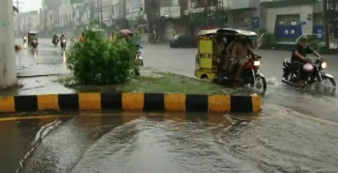 لاہور کے کئی علاقوں میں میں گزشتہ روز بھی بارش ہوئی جس سے شدید گرم موسم خوشگوار موسم میں بدل گیا۔