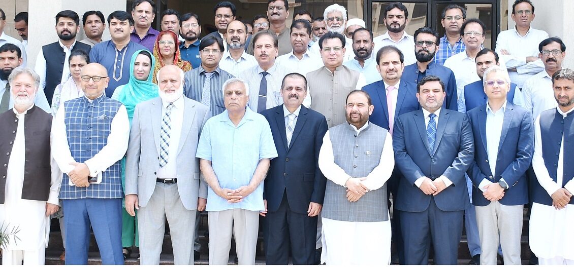 فیکلٹی ممبران اور طلباء کو بین الاقوامی فیلوشپ اور اسکالرشپ پروگرامز میں بڑھ چڑھ کر حصہ لینا چاہیے۔ پروفیسر ڈاکٹر نیاز احمد اختر (ستارۂ امتیاز)، چئیرمین ایچ ای سی پیر مہر علی شاہ بارانی زرعی یونیورسٹی راولپنڈی اور اقوام متحدہ کے ادارہ برائے انسدادِ منشیات و جرائم کے اشتراک سے منعقدہ جامع فیکلٹی ڈویلپمنٹ پروگرام ٹریننگ آف ٹرینرز بعنوان "پائیدار امن کے قیام کے لیے زراعت میں سماجی کاروباری صلاحیتوں کا فروغ" کامیابی کے ساتھ اختتام پذیر ہوا۔ اس تربیتی پروگرام کا مقصد جامعہ کے اساتذہ کی پیشہ ورانہ صلاحیتوں میں اضافہ، زرعی شعبے میں سماجی کاروباری رجحانات کو فروغ دینا، نوجوانوں کو بااختیار بنانا اور پائیدار امن کے لیے جدید و مؤثر حکمتِ عملیوں کو فروغ دینا تھا۔ اختتامی تقریب کے مہمانِ خصوصی وفاقی وزیر برائے قومی ورثہ و ثقافت ڈویژن جناب اورنگزیب خان کھچی تھے، جبکہ چیئرمین ہائر ایجوکیشن کمیشن پروفیسر ڈاکٹر نیاز احمد اختر (ستارۂ امتیاز) نے بطور مہمانِ اعزاز شرکت کی۔ معزز مہمانوں کا استقبال وائس چانسلر بارانی یونیورسٹی پروفیسر ڈاکٹر قمر الزمان نے کیا۔ اس موقع پر ڈینز، ڈائریکٹرز، فیکلٹی ممبران اور اعلیٰ انتظامی افسران بھی موجود تھے۔ تقریب سے خطاب کرتے ہوئے وفاقی وزیر اورنگزیب خان کھچی نے کہا کہ اساتذہ کی پیشہ ورانہ تربیت کے ایسے پروگرام اعلیٰ تعلیمی اداروں کو مضبوط بنانے اور نئی نسل کو قومی چیلنجز سے نمٹنے کے لیے تیار کرنے میں نہایت اہم کردار ادا کرتے ہیں۔ انہوں نے مزید کہا کہ اس نوعیت کی تربیت اساتذہ کی علمی و تدریسی استعداد میں نمایاں اضافہ کرتی ہے، جس کے مثبت اثرات تعلیمی معیار کی بہتری کی صورت میں سامنے آتے ہیں۔ ان کہا کہنا تھا کہ زرعی جامعات جیسا کہ بارانی زرعی یونیورسٹی غذائی تحفظ کو یقینی بنانے اور پائیدار زرعی ترقی کے فروغ میں بنیادی کردار ادا کر رہی ہیں۔ ان کا کہنا تھا کہ جامعات میں ہونے والی تحقیق اور جدید ٹیکنالوجی کا مؤثر استعمال قومی ترقی اور معاشی خوشحالی کے لیے ناگزیر ہے۔ انہوں نے وائس چانسلر پروفیسر ڈاکٹر قمر الزمان اور ان کی ٹیم کو یو این او ڈی سی کے اشتراک سے ایک بروقت، مؤثر اور انتہائی اہمیت کے حامل فیکلٹی ڈویلپمنٹ پروگرام کے کامیاب انعقاد پر مبارکباد پیش کی۔ اس موقع پر خطاب کرتے ہوئے چیئرمین ہائر ایجوکیشن کمیشن پروفیسر ڈاکٹر نیاز احمد اختر (ستارۂ امتیاز) نے کہا کہ جامعات تحقیق، جدت، ٹیکنالوجی کے فروغ اور سماجی و معاشی ترقی کے اہم مراکز ہیں۔ انہوں نے طلبہ اور اساتذہ پر زور دیا کہ وہ بین الاقوامی تحقیقی منصوبوں، فیلوشپس اور مسابقتی ریسرچ پروگرامز میں بھرپور انداز میں حصہ لیں تاکہ انہیں عالمی معیار کے تحقیقی تجربات سے استفادہ ہو۔ وائس چانسلر پروفیسر ڈاکٹر قمر الزمان نے اپنے خطاب میں یو این او ڈی سی اور دیگر تمام شراکت دار اداروں کا پروگرام کی کامیابی میں بھرپور تعاون، غیر متزلزل عزم اور انتھک کاوشوں پر شکریہ ادا کیا۔ انہوں نے تربیتی پروگرام کامیابی سے مکمل کرنے والے تمام فیکلٹی ممبران کو مبارکباد دیتے ہوئے اس عزم کا اعادہ کیا کہ بارانی یونیورسٹی اپنے اساتذہ کی مسلسل پیشہ ورانہ ترقی کے ذریعے معیاری تعلیم کے فروغ کے لیے ہر ممکن اقدامات جاری رکھے گی۔ انہوں نے کہا کہ فیکلٹی ڈویلپمنٹ پروگرامز تدریسی طریقۂ کار، علمی معیار اور ادارہ جاتی کارکردگی میں بہتری کے لیے ناگزیر ہیں۔ انہوں نے اس بات پر زور دیا کہ بدلتے ہوئے عالمی تقاضوں کے پیش نظر جامعات کی ذمہ داری ہے کہ وہ طلبہ میں صرف ملازمت کے حصول کا رجحان پیدا کرنے کے بجائے کاروباری سوچ کو فروغ دیں۔ یو این او ڈی سی کے سینئر ایڈوائزر و آفس انچارج سید ارسلان شاہ نے بارانی یونیورسٹی اور یو این او ڈی سی کے درمیان مثالی اشتراک کو سراہتے ہوئے کہا کہ تربیت مکمل کرنے والے فیکلٹی ممبران کو مستقبل میں بھی یو این او ڈی سی کے مختلف پروگرامز میں شامل کیا جائے گا تاکہ انہیں مزید پیشہ ورانہ ترقی کے مواقع میسر آسکیں۔ اس سے قبل یو این او ڈی سی کے سینئر لیگل ایکسپرٹ اور پروگرام کے چیف ٹرینر پروفیسر سید حسین حیدر نے تربیتی پروگرام کی سرگرمیوں، مختلف سیشنز اور حاصل شدہ نتائج پر تفصیلی روشنی ڈالی۔ انہوں نے شرکاء کی غیر معمولی لگن، پیشہ ورانہ مہارت، بھرپور دلچسپی اور فعال شرکت کو سراہتے ہوئے کہا کہ اساتذہ نے تربیتی پروگرام کے دوران بہترین جذبے کا مظاہرہ کیا۔ اس موقع پر پیر مہر علی شاہ بارانی زرعی یونیورسٹی راولپنڈی اور وزارتِ قومی ورثہ و ثقافت ڈویژن کے درمیان مختلف شعبہ جات میں طویل المدتی ادارہ جاتی تعاون کو فروغ دینے کے لیے مفاہمتی یادداشت پر بھی دستخط کیے گئے۔ تربیتی پروگرام میں شریک فیکلٹی ممبران نے اس اقدام کو انتہائی مفید، معلوماتی، عملی اور پیشہ ورانہ اعتبار سے نہایت مؤثر قرار دیا۔ انہوں نے کہا کہ اس تربیت نے انہیں سماجی کاروباری صلاحیتوں، کمیونٹی انگیجمنٹ، زرعی جدت، قائدانہ صلاحیتوں اور پائیدار امن کے فروغ سے متعلق نئی سوچ، عملی مہارتوں اور جدید تصورات سے روشناس کرایا، جو مستقبل میں ان کی تدریسی، تحقیقی اور پیشہ ورانہ ذمہ داریوں کی انجام دہی میں معاون ثابت ہوں گے۔