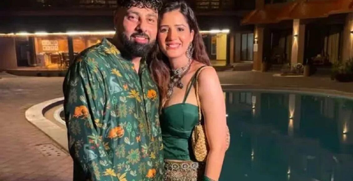 بھارتی پنجابی فلم انڈسٹری کی معروف اداکارہ اور ماڈل ایشا رِکھی نے بلآخر گلوکار اور ریپر بادشاہ سے اپنی شادی کی تصدیق کردی۔ ایشا رِکھی نے انسٹاگرام پر منعقد کیے گئے ایک سیشن کے دوران مداحوں کے سوالات کے جواب دیتے ہوئے اپنی ازدواجی زندگی کے بارے میں کھل کر بات کی۔ مداحوں کی جانب سے سب سے زیادہ پوچھا جانے والا سوال یہ تھا کہ اگر وہ اور بادشاہ شادی شدہ ہیں تو پھر دونوں سوشل میڈیا پر ایک دوسرے کو فالو کیوں نہیں کرتے؟ یہ بھی پڑھیں بھارتی گلوکار بادشاہ نے دوسری شادی کرلی، تصاویر و ویڈیوز وائرل 'سر پر گولی مار دیں گے'، بشنوئی گینگ کی گلوکار بادشاہ کو دھمکی بھارتی گلوکار بادشاہ نے متنازع گانے پر معافی مانگ لی، ویڈیو بھی ڈیلیٹ کرنیکا اعلان اس سوال کا جواب دیتے ہوئے ایشا نے مزاحیہ انداز اختیار کیا اور کہا کہ میرے خیال میں اب میں ان سوالات سے بھر چکی ہوں، جی ہاں! میری شادی ہو چکی ہے، اب سب سے زیادہ پوچھے جانے والے سوال کی بات کرتے ہیں کہ ہم ایک دوسرے کو فالو کیوں نہیں کرتے؟ انہوں نے کہا سچ تو یہ ہے کہ اس کی وضاحت میرے شوہر کو دینی چاہیے، پتی دیو (بادشاہ)، عوام کے پاس سوالات ہیں، براہِ کرم جلد از جلد جواب دیں۔ ایک مداح نے ایشا سے سوال کیا کہ شادی کے باوجود انہوں نے کبھی بادشاہ کے ساتھ اپنی تصویر کیوں شیئر نہیں کی؟ اس کے جواب میں اداکارہ نے پہلی بار جوڑے کی ایک نایاب تصویر شیئر کی جس میں وہ بادشاہ کے ساتھ خوش گوار اور محبت بھرے انداز میں نظر آئیں۔ تصویر سوشل میڈیا پر تیزی سے وائرل ہو گئی اور مداحوں نے جوڑے کے لیے نیک تمناؤں کا اظہار کیا۔ جوڑے کی شادی کی افواہیں پہلی بار مارچ میں اس وقت سامنے آئی تھیں جب ایشا رِکھی کی والدہ نے سوشل میڈیا پر کچھ تصاویر اور ویڈیوز شیئر کی تھیں جنہیں صارفین نے شادی کی تقریبات سے جوڑ دیا تھا تاہم اس وقت دونوں شخصیات نے کوئی باضابطہ بیان نہیں دیا تھا۔
