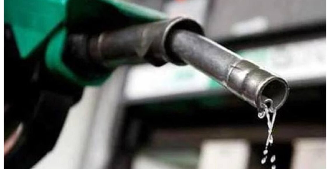 پٹرولیم ڈویژن کے مطابق پیٹرول کی فی لیٹر قیمت میں 4 روپے جبکہ ڈیزل کی فی لیٹر قیمت میں 2 روپے کمی کا فیصلہ کیا گیا ہے۔