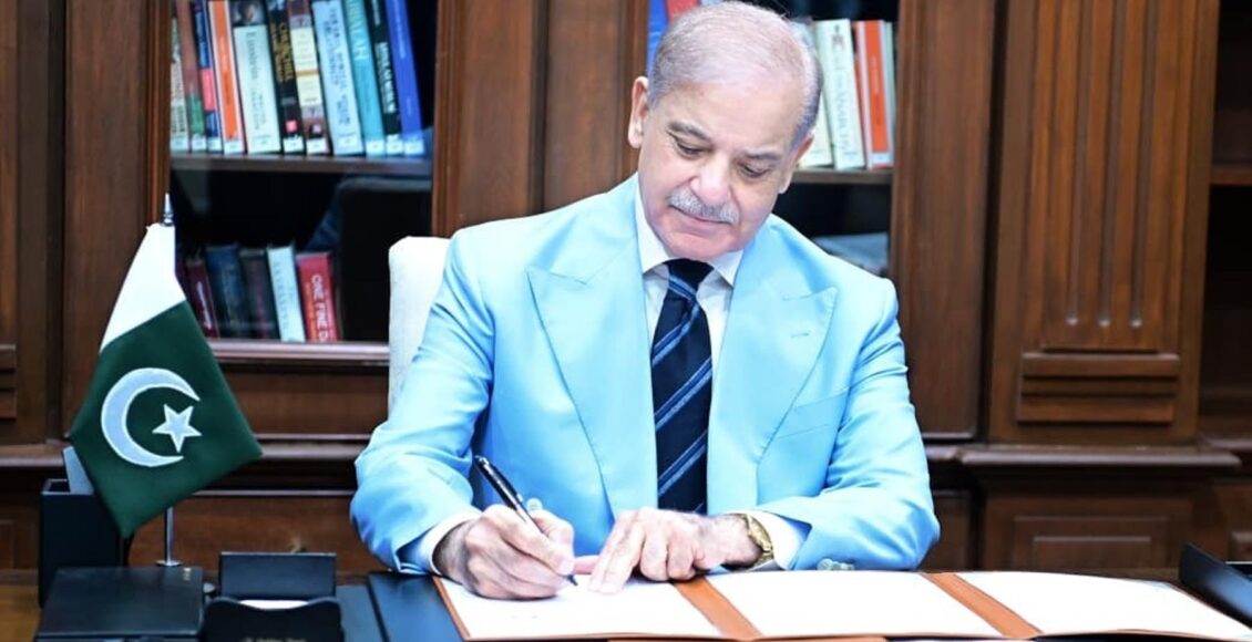 وزیراعظم محمد شہباز شریف نے’’ اسلام آباد مفاہمتی یاداشت‘‘ پر بطور ثالث دستخط کردیئے۔وزیر اعظم آفس کے میڈیا ونگ کی طرف سے جمعرات کو جاری بیان کے مطابق’’ اسلام آباد مفاہمتی یاداشت‘‘ پر امریکی صدر ڈونلڈ ٹرمپ اور ایران کے صدر مسعود پزشکیان کے دستخط موجود ہیں۔