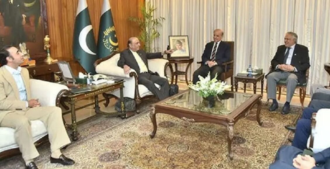 وزیرداخلہ محسن نقوی چیئرمین پیپلز پارٹی بلاول بھٹو کو منانے میں کامیاب ہوگئے جس کے بعد محسن نقوی بلاول بھٹو کو لےکر ایوان میں پہنچ گئے۔