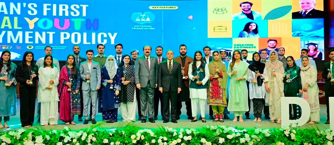 فاطمہ جناح ویمن یونیورسٹی کی طالبہ نمرہ رفیق ملک بھر میں غیر معمولی کارکردگی کا مظاہرہ کرنے والی 10 شخصیات میں شامل، وزیراعظم ایوارڈ 2026 سے نوازا گیا