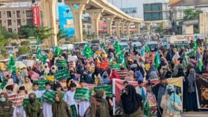 پیٹرولیم مصنوعات کی قیمتوں اور لیوی میں فوری کمی کی جائے اور حکومتی شاخ خرچیاں کم کی جائیں